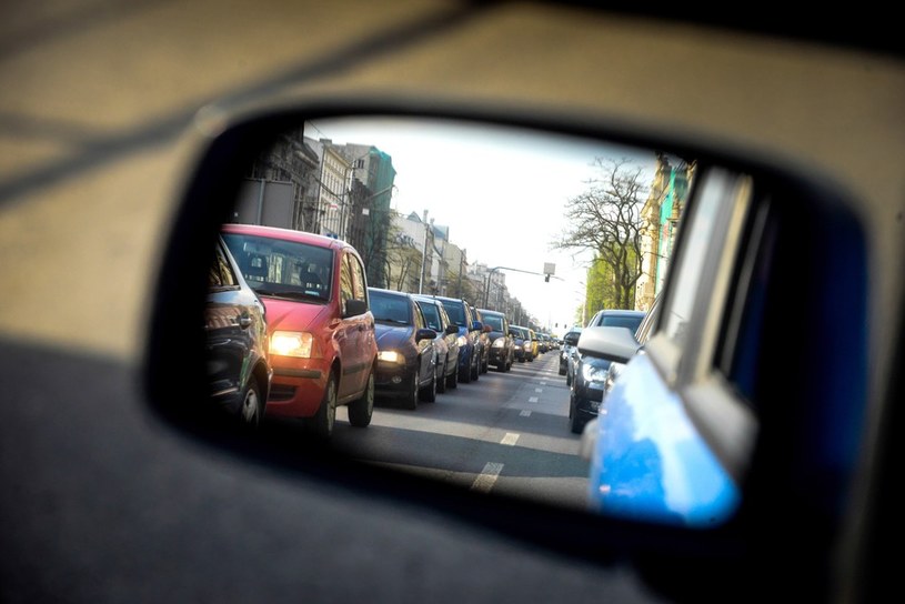 Kierowcy często zapominają o spoglądaniu w lusterka /Piotr Kamionka /Reporter
