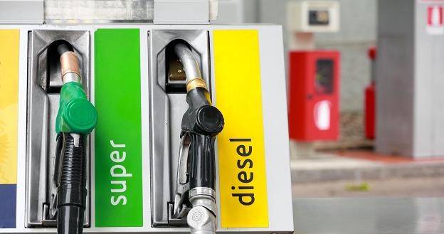 Kierowcy dopłacą do każdego litra benzyny 8 groszy? /&copy;123RF/PICSEL