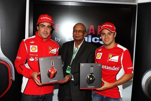 Kierowcy Ferrari - Alonso i Massa prezentują słuchawki Logic3 /materiały prasowe