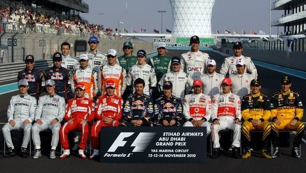 Kierowcy Formuły 1 przed rozpoczęciem testów. /AFP