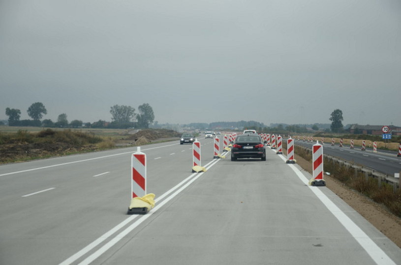 Kierowcy jeżdżą już nowym asfaltem /GDDKiA