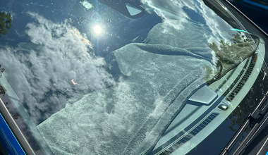 Kierowcy kładą ręczniki na desce rozdzielczej. Nie po to, żeby go wysuszyć