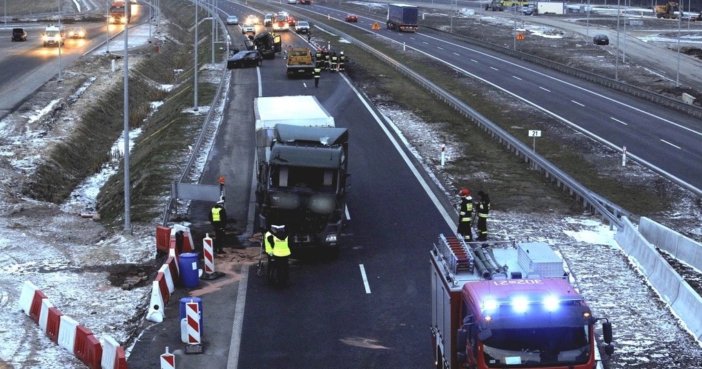 Kierowcy kłócili się na prawym pasie drogi ekspresowej, gdy najechała na nich ciężarówka /Artur Reszko /PAP