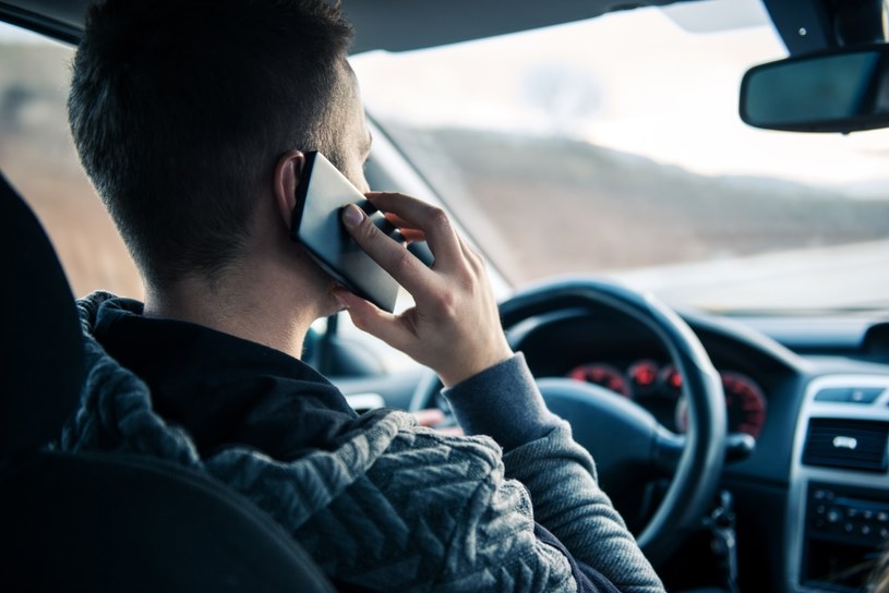 Kierowcy, którzy korzystają z telefonu podczas jazdy muszą liczyć się z poważnymi konsekwencjami. Grozi za to surowy mandat i dużo punktów karnych /123rf.com /123RF/PICSEL