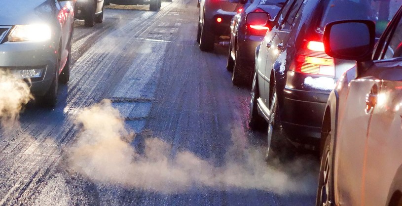Kierowcy, którzy mają przeziębienie lub grypę, nie powinni siadać za kierownicę. /Piotr Kamionka/REPORTER /East News
