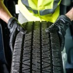 Kierowcy kupują opony bieżnikowane. Jest tanio, ale czy jest bezpiecznie?