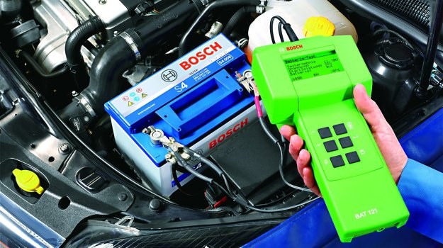 Kierowcy mający w aucie starszy akumulator oraz ci, którzy z samochodu nie korzystają codziennie, powinni przed większymi mrozami doładować baterię. /Motor