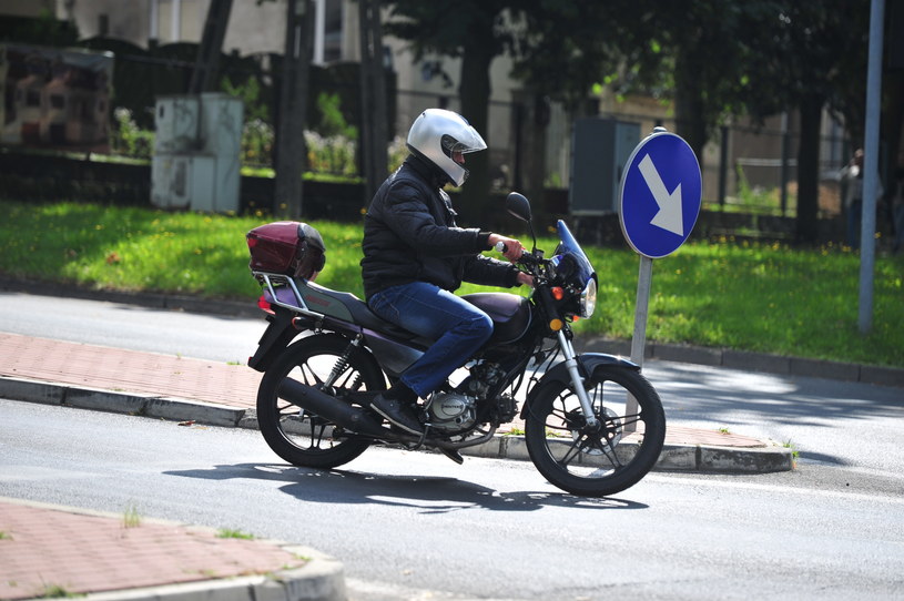 Kierowcy mogą już jeździć niewielkimi motocyklami /Marcin Bielecki /PAP