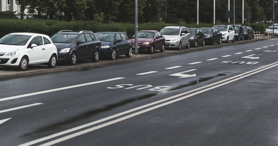 Kierowcy mogą nie zauważyć nadjeżdżającego rowera lub motocykla w momencie otwierania drzwi. /Adam Burakowski/REPORTER /East News