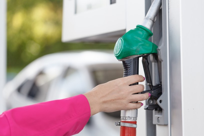 Kierowcy mogą się spodziewać kolejnych obniżek cen paliw /123RF/PICSEL