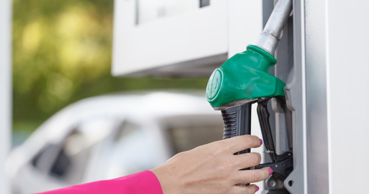 Kierowcy mogą się spodziewać kolejnych obniżek cen paliw /123RF/PICSEL