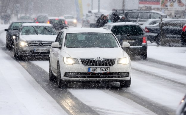 Kierowcy muszą liczyć się z trudnymi warunkami na drogach /Grzegorz Momot /PAP