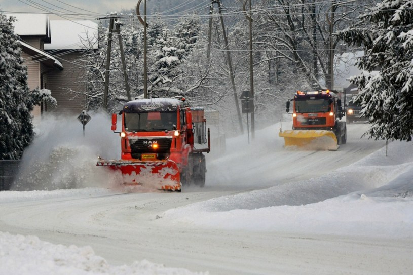 Kierowcy muszą się liczyć z tym, że tej zimy drogi będą utrzymywane "na biało" /Wojciech Zatwarnicki /Reporter