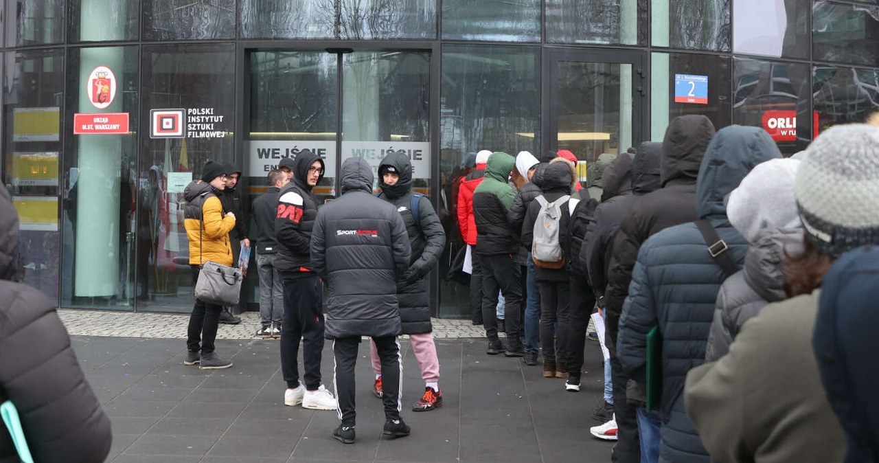 Kierowcy muszą zgłosić się do urzędu z nowymi dokumentami /Piotr Molecki /East News