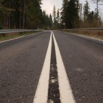 Kierowcy myślą, że na podwójnej ciągłej linii nie można wyprzedzać. To błąd