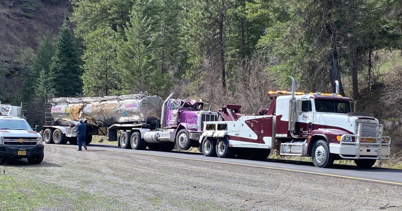 Kierowcy nic się nie stało, ale do wskutek zdarzenia do niewłaściwej rzeki trafiło ok. 77 tys. ryb. /US Fish and Wildlife Service /