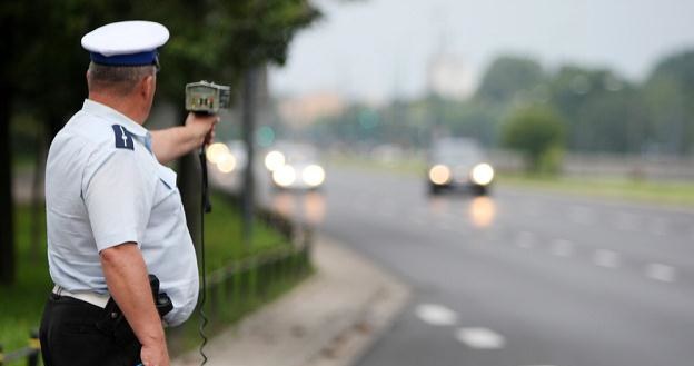 Kierowcy nie jeżdżą wolniej, a płacą mniej mandatów. Jak to możliwe? / Fot: Stanisław Kowalczuk /East News