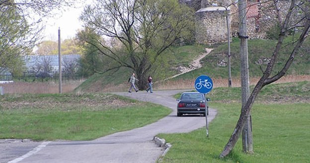 Kierowcy nie przejmują się rowerzystami /poboczem.pl