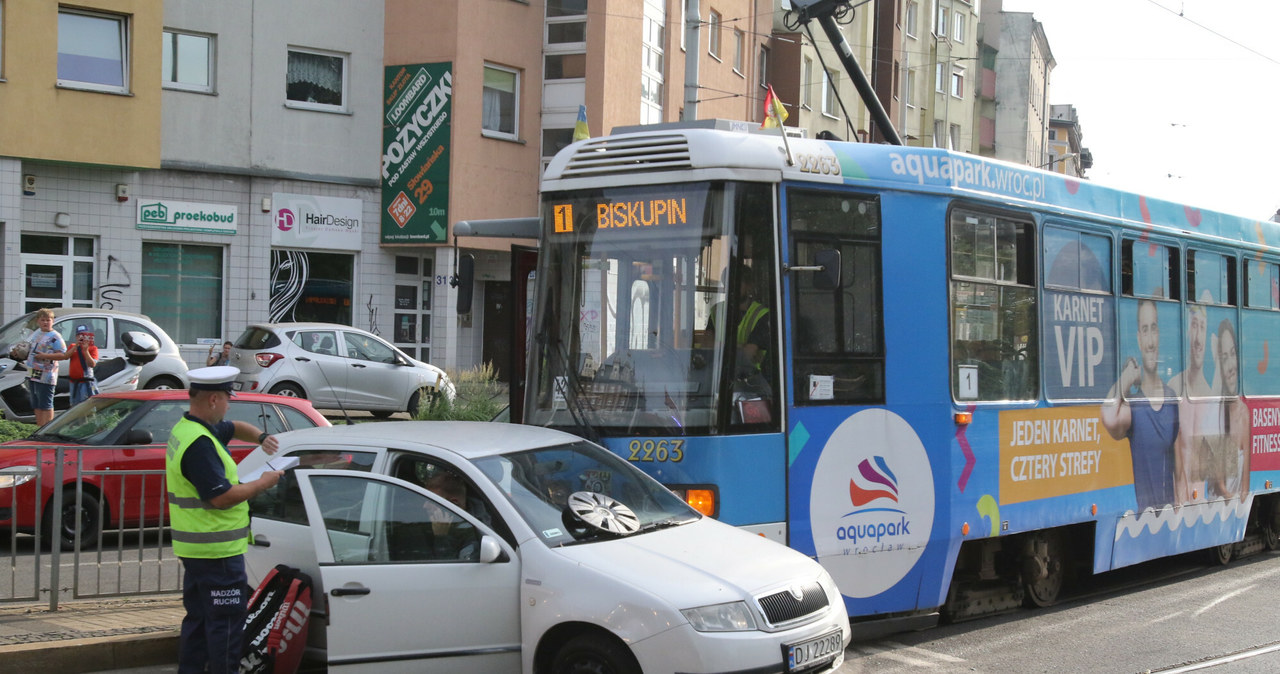 Kierowcy nie wiedzą, że tramwaj w wielu sytuacjach ma pierwszeństwo bez względu na znaki drogowe /JAROSŁAW JAKUBCZAK/POLSKA PRESS /East News