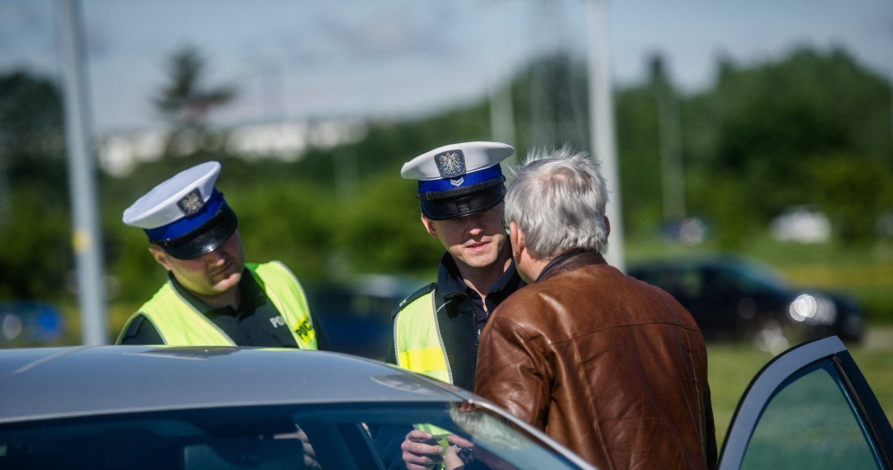 Kierowcy nie zawsze zdają sobie sprawę, że pewne zachowania na drodze są wykroczeniami /Mateusz Ochocki /Reporter