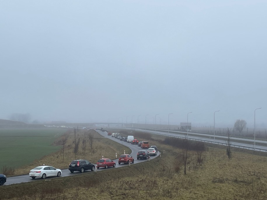 Kierowcy objeżdżają zablokowaną S7 /Stanisław Pawłowski /RMF24