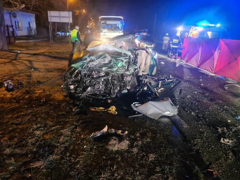 Kierowcy obu aut nie przeżyli wypadku /Komenda Powiatowa Państwowej Straży Pożarnej w Zgierzu /