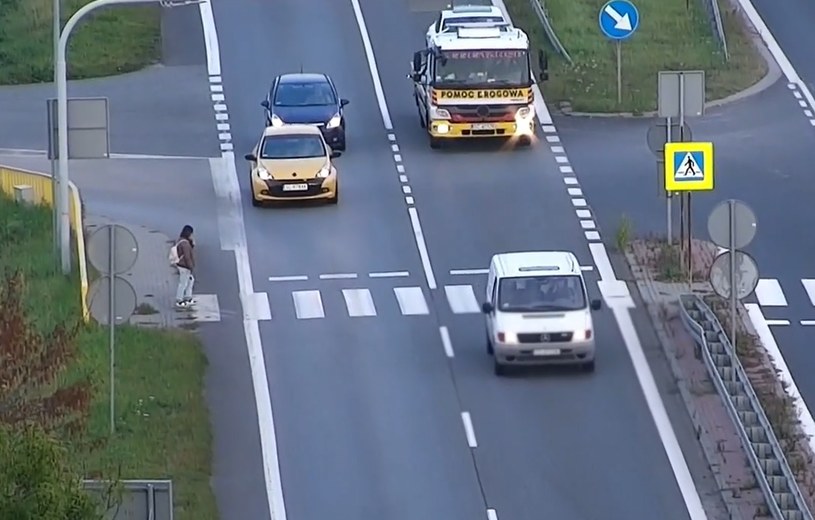 Kierowcy obu aut ominęli samochody, które zatrzymały się przed przejściem dla pieszych. /Policja Śląska/ zrzut ekranu /Policja