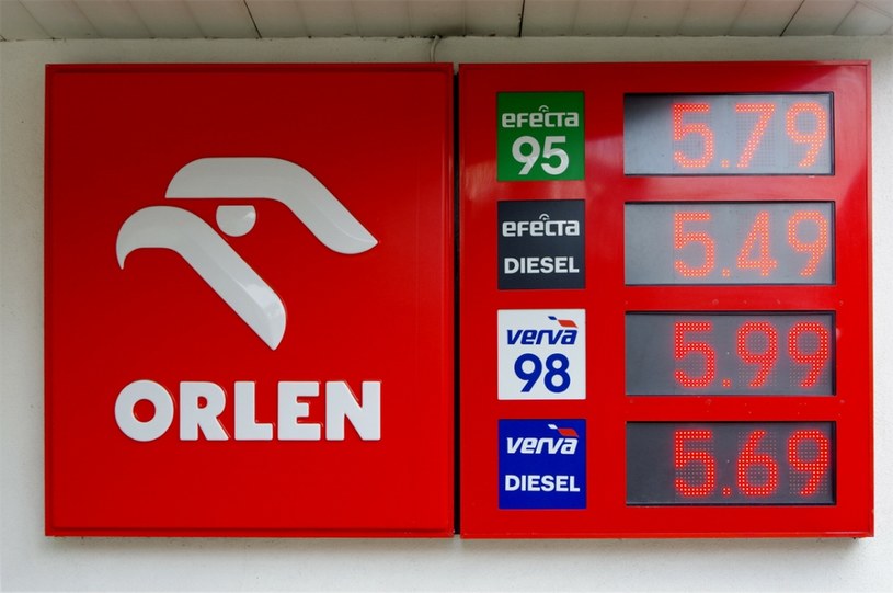 Kierowcy od miesięcy zmagają się z niezwykle wysokimi cenami paliw /Marek Bazak /East News