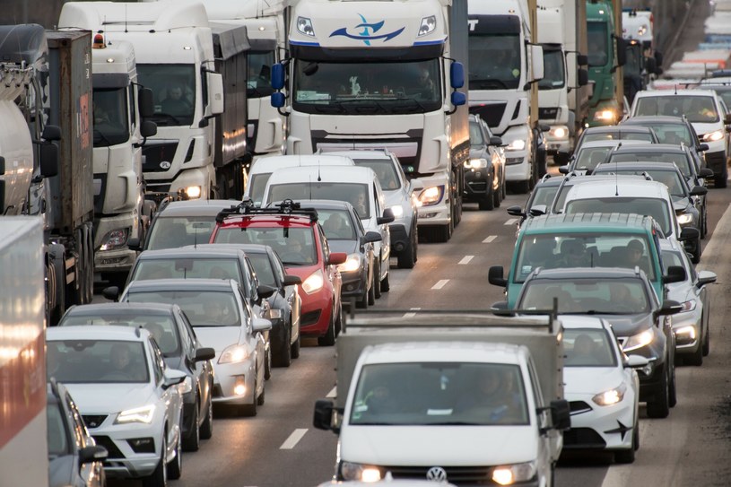 Kierowcy płacą miliardy rocznie za prawo do jazdy po drogach