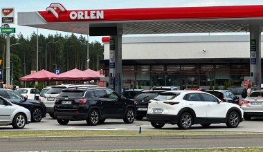 Kierowcy płacą więcej za tankowanie. Orlen reaguje na krytykę byłego premiera
