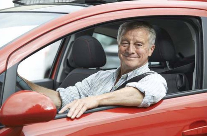 Kierowcy po 60. roku życia będą mogli przejść bezpłatne testy sprawdzające ich możliwości za kierownicą /East News