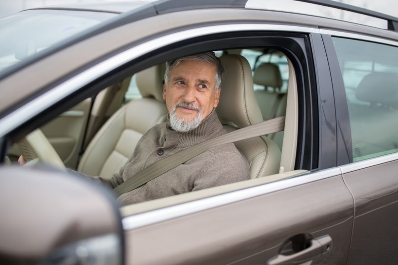 Kierowcy po 65 roku życia to osoby w kwiecie wieku, które dopiero wchodzą w wiek emerytalny. /123RF/PICSEL