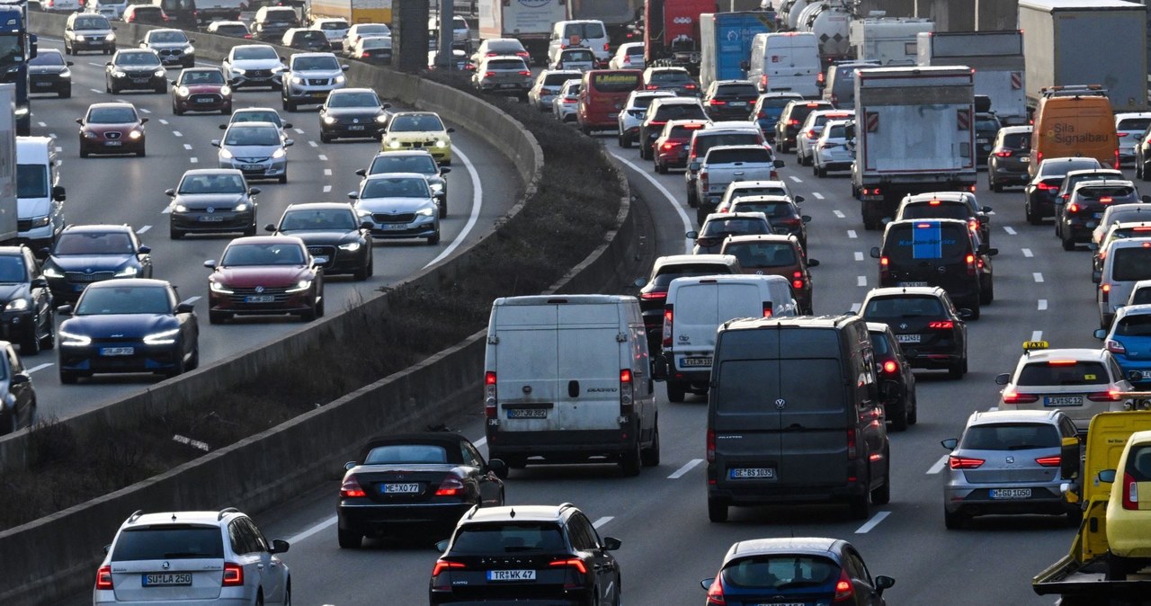 Kierowcy poruszający się po niemieckich drogach muszą być przygotowani na problemy. /INA FASSBENDER / AFP /