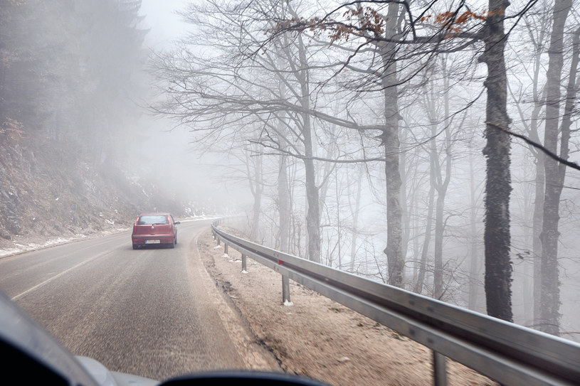 Kierowcy powinni szczególnie uważać. Gęste mgły będą utrudniać widoczność /123RF/PICSEL
