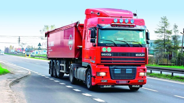 Kierowcy przeciążonej ciężarówki grozi nawet kilkanaście tysięcy złotych mandatu. /Motor
