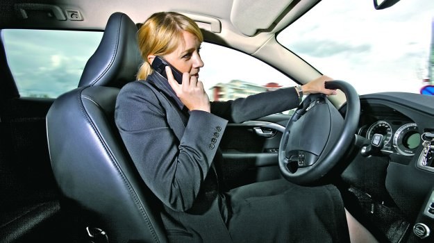 Kierowcy rozmawiający w czasie jazdy przez telefon bez zestawu głośnomówiącego o 9 proc. wolniej reagują w sytuacjach, gdy konieczne jest użycie hamulca. /Motor