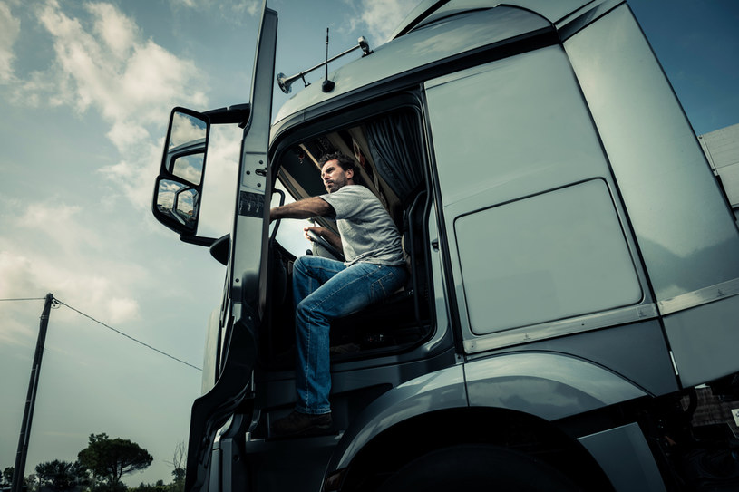 Kierowcy samochodów ciężarowych to grupa zawodowa, która boryka się z brakiem rąk do pracy /123RF/PICSEL
