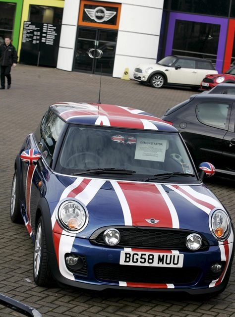 Kierowcy samochodów sprowadzonych z Wysp będą płacili więcej za ubezpieczenie /Anita Maric    /PAP/EPA