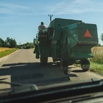 Kierowcy się dziwią. Kombajn nie ma rejestracji, a jeździ po drogach