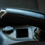 Kierowcy się spierają: Zaciągać hamulec ręczny czy zostawiać auto na biegu? 