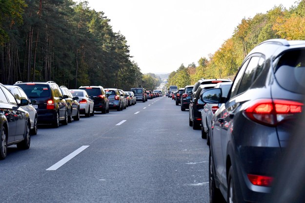 Kierowcy stojąc w korku na autostradzie A11 tworzą tzw. korytarz życia / 	Marcin Bielecki    /PAP