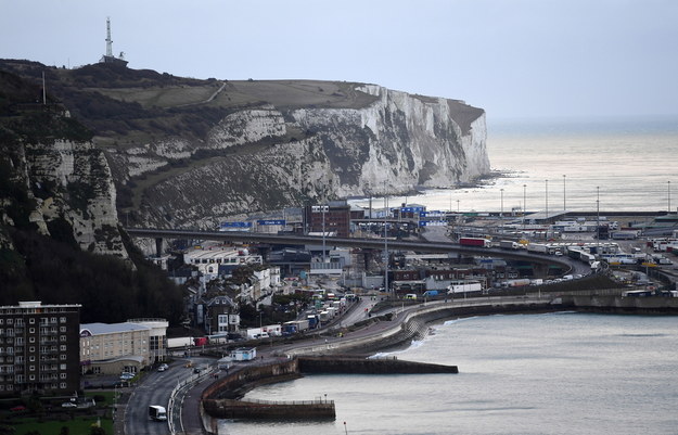 Kierowcy transportowi utknęli w kolejce przed portem Dover w Dover w Wielkiej Brytanii / 	ANDY RAIN    /PAP/EPA