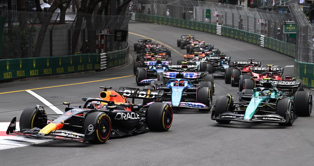 Kierowcy tuż po starcie niedzielnego Grand Prix Monaco /CHRISTIAN BRUNA /PAP/EPA