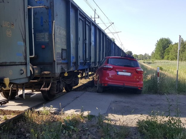 Kierowcy udało się o własnych siłach wydostać z samochodu. /Komenda Powiatowa Policji w Szczecinku /