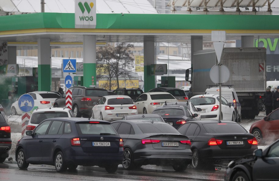 Kierowcy ustawiający się w kolejce na stacji paliw podczas alarmy przeciwlotniczego w Kijowie. / 	SERGEY DOLZHENKO    /PAP/EPA