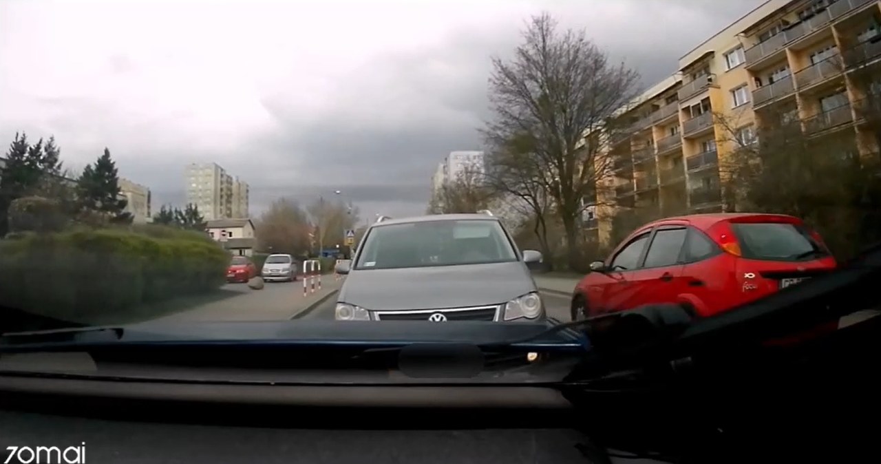 Kierowcy Volkswagena chyba mocno się spieszyło bo urządził sobie slalom między progami i innymi samochodami /Policja