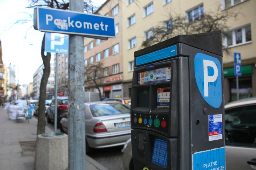 Kierowcy w Piotrkowie Trybunalskim chcą darmowego parkowania w całym mieście przez pierwszą godzinę. Z pomocą przychodzi Rzecznik Praw Obywatelskich /Piotr Hukalo/East News /East News