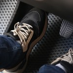 Kierowcy wciskający lewy pedał podczas dojeżdżania do świateł będą ukarani