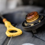 Kierowcy widzą czarny olej i panikują. Mechanik powiedział, o co chodzi