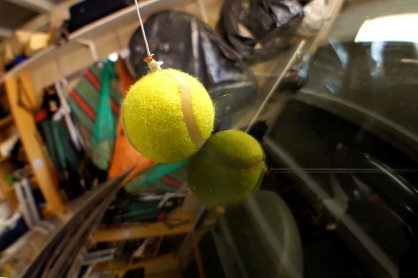 Kierowcy wieszają piłki tenisowe w garażach. To prosty trik /fot. youtube.com/@wideopediaYT /